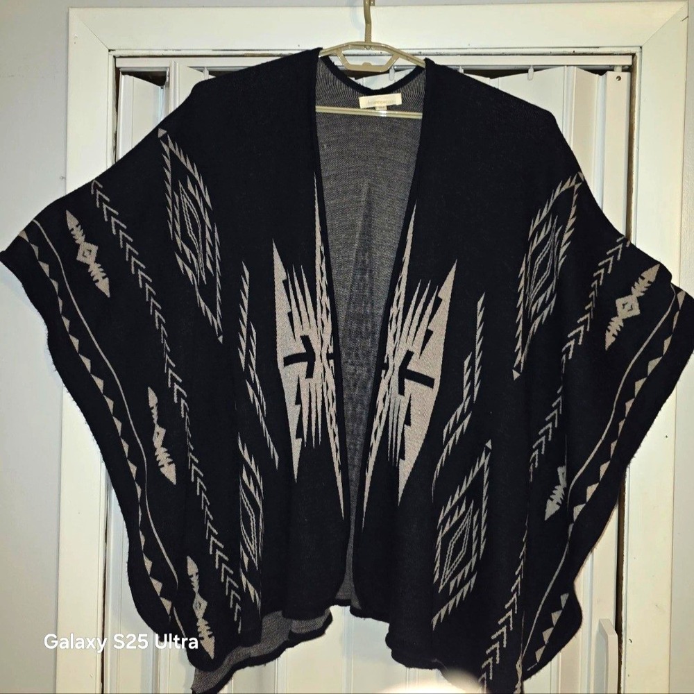 francesca's Black/Ivory Geometric Knit Shawl Wrap 100% Acrylic One Size
